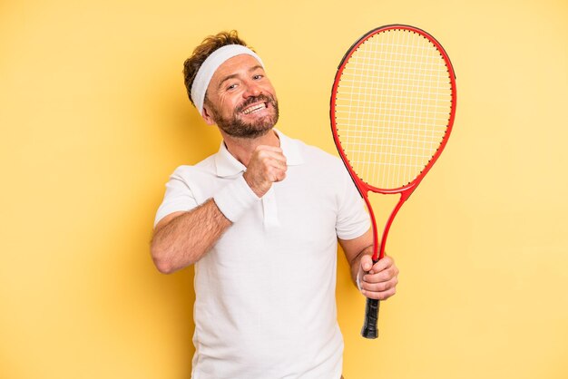 Hombre de mediana edad que se siente feliz y enfrenta un desafío o celebra. concepto de tenis