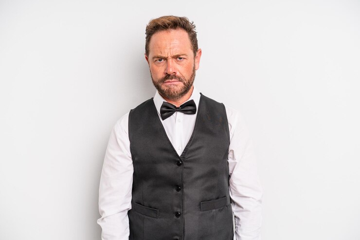 Foto hombre de mediana edad que se siente perplejo y confundido. concepto de camarero