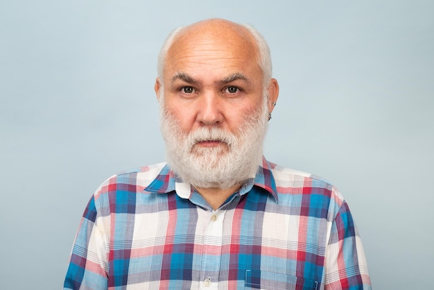 Hombre de mediana edad. Retrato de anciano calvo barbudo con barba bigote gris.