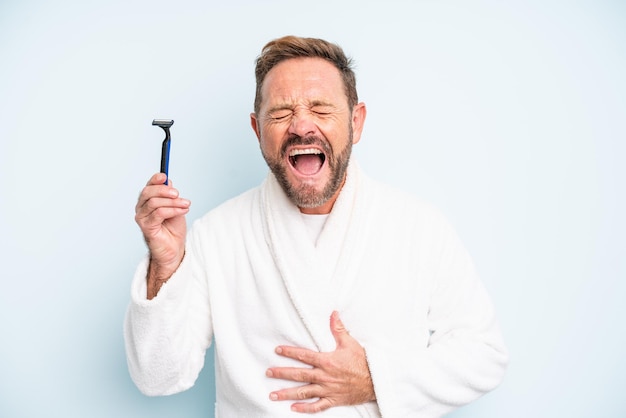 Hombre de mediana edad riéndose a carcajadas de alguna broma hilarante. concepto de afeitado