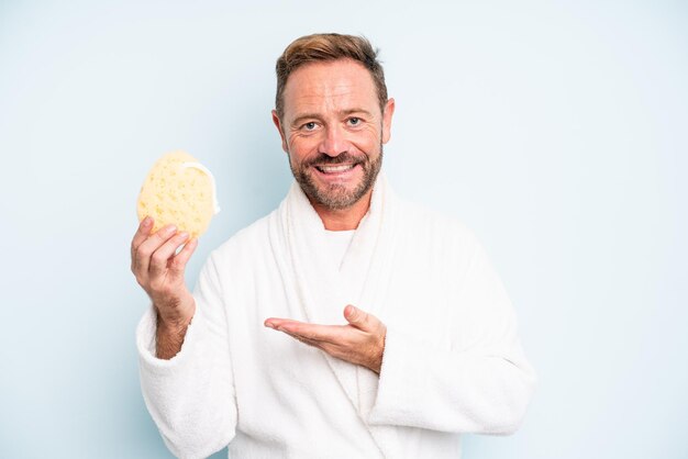 Hombre de mediana edad sonriendo alegremente, sintiéndose feliz y mostrando un concepto. concepto de ducha