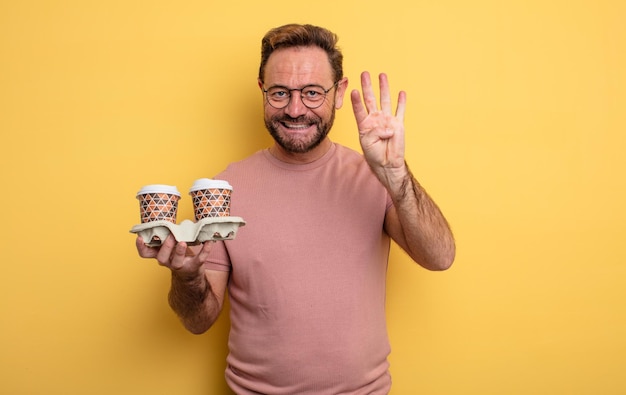 Hombre de mediana edad sonriendo y luciendo amigable, mostrando el número cuatro. quitar el concepto