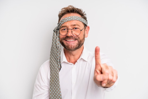 hombre de mediana edad sonriendo con orgullo y confianza haciendo el número uno. concepto de fiesta de empresa comercial