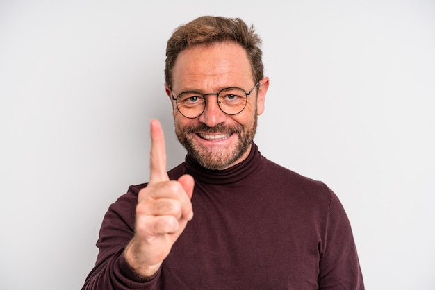 Hombre de mediana edad sonriendo con orgullo y confianza haciendo el número uno