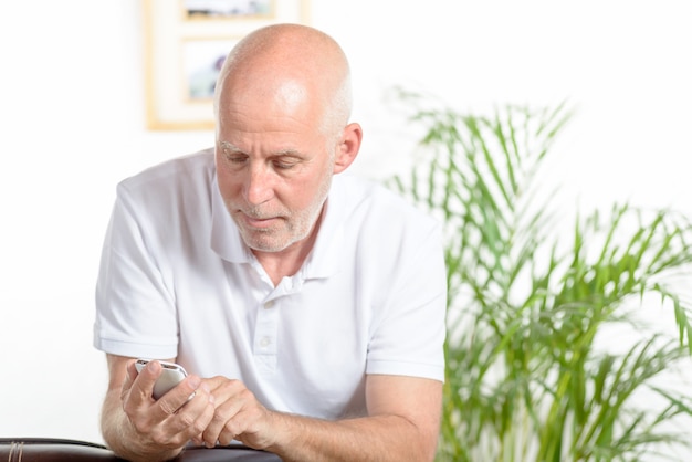 Un hombre de mediana edad por teléfono