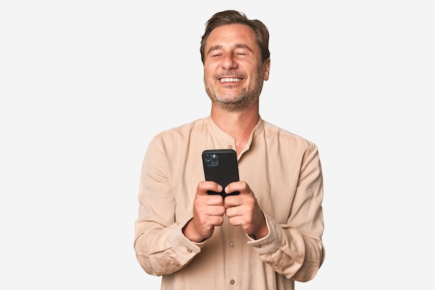 Un hombre de mediana edad usando su teléfono