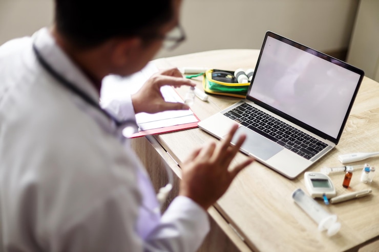 Foto hombre médico explicando sobre telemedicina llamada de video en el escritorio enfoque selectivo enfoque en la computadora portátil