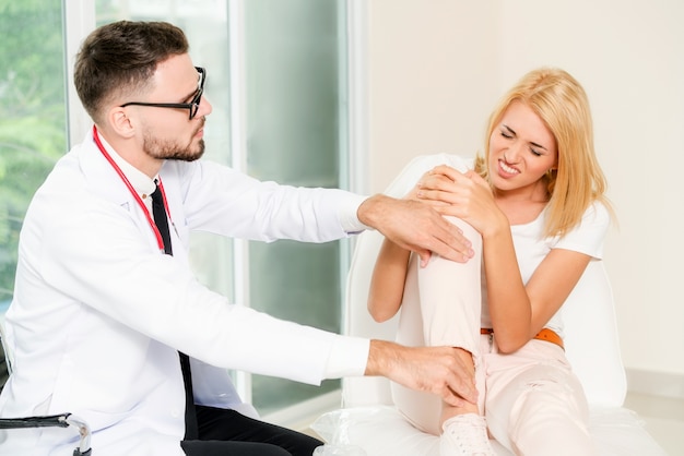 Hombre médico y paciente femenino en el hospital.