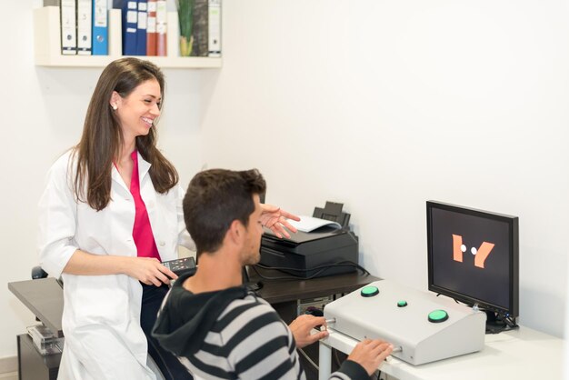 Foto hombre y médico durante la prueba psicotécnica