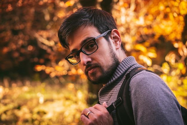 Hombre en medio de un bosque de otoño