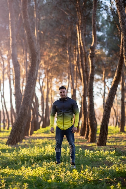 Hombre en medio de un bosque