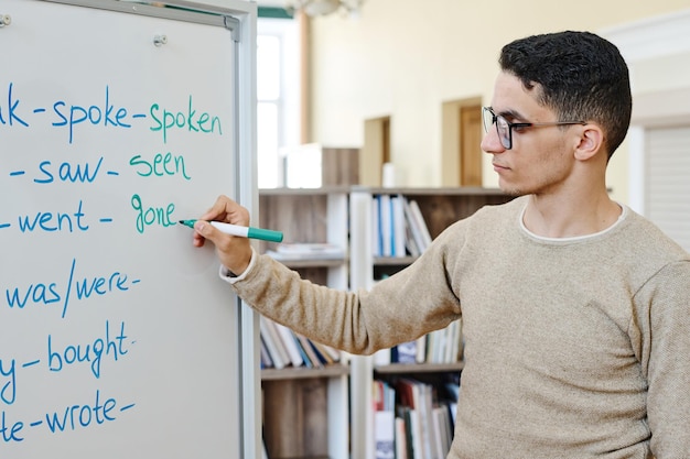 Foto hombre del medio oriente aprendiendo inglés