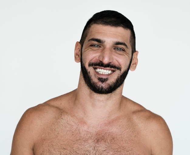 Hombre del Medio Oriente, sonriente, sonriente, pecho desnudo, retrato de estudio