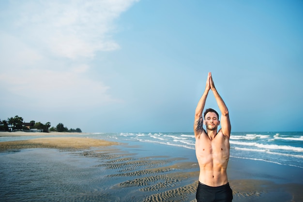 Hombre Meditación Playa Fitness Yoga Concepto