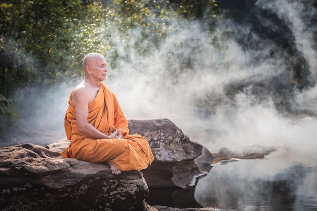 Hombre meditando en las rocas