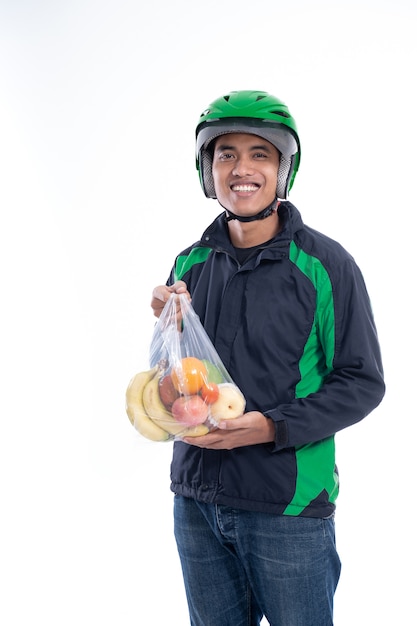 Hombre mensajero con víveres en una bolsa de plástico