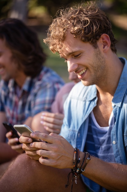 Hombre de mensajes de texto en el teléfono móvil