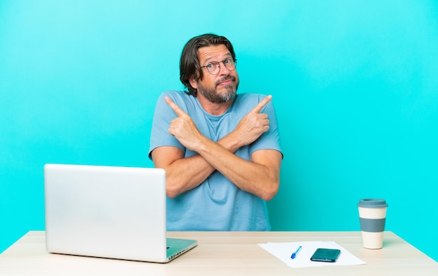 hombre en la mesa sobre un fondo azul aislado