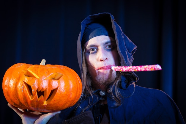 Hombre de miedo disfraz de Halloween con calabaza