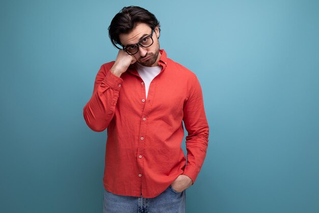 Hombre milenario moreno de un año molesto con un cabello hermoso en una camisa roja