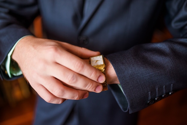 El hombre mira la hora en el reloj.