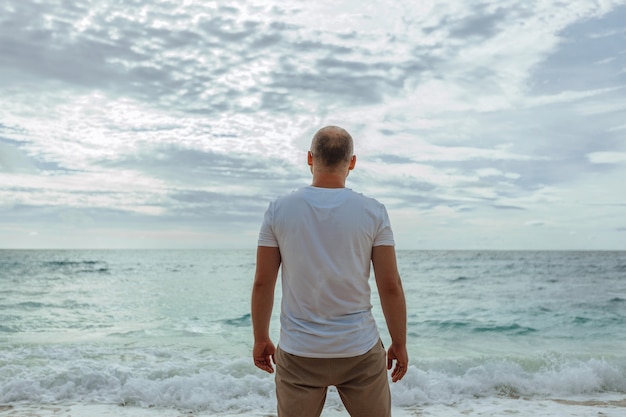 Un hombre mira el mar