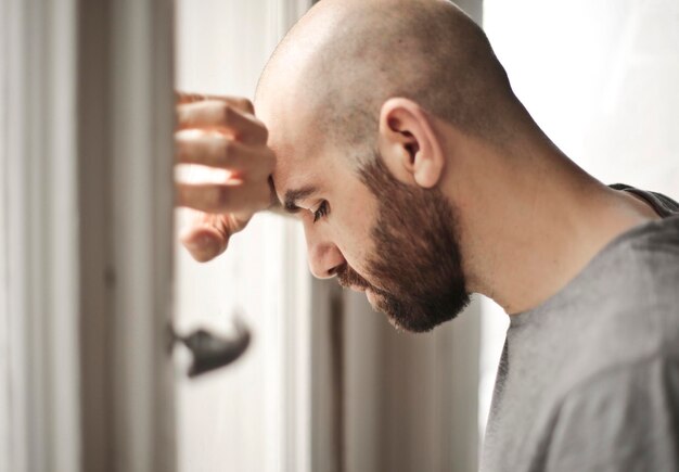 el hombre mira por la ventana