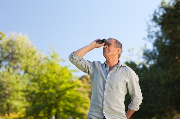 Hombre mirando al cielo con sus binoculares