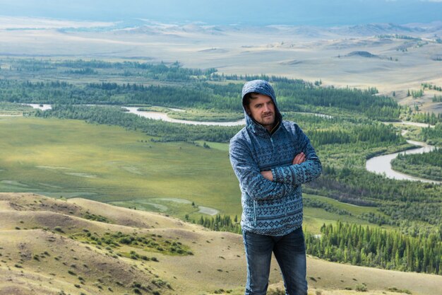 Hombre mirando al glaciar en las montañas de altai descansando en las montañas o el concepto de calentamiento global