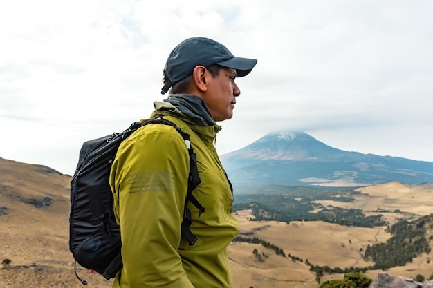 Hombre mirando al volcán popocatepetl