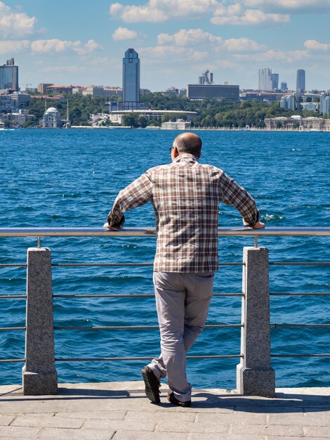 Un hombre mirando el Bósforo