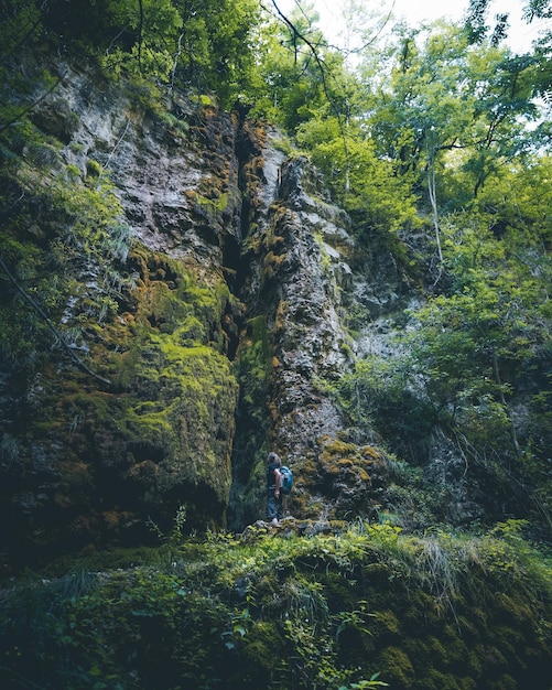Hombre mirando hacia la montaña