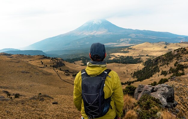 Hombre mirando las montañas en mexico