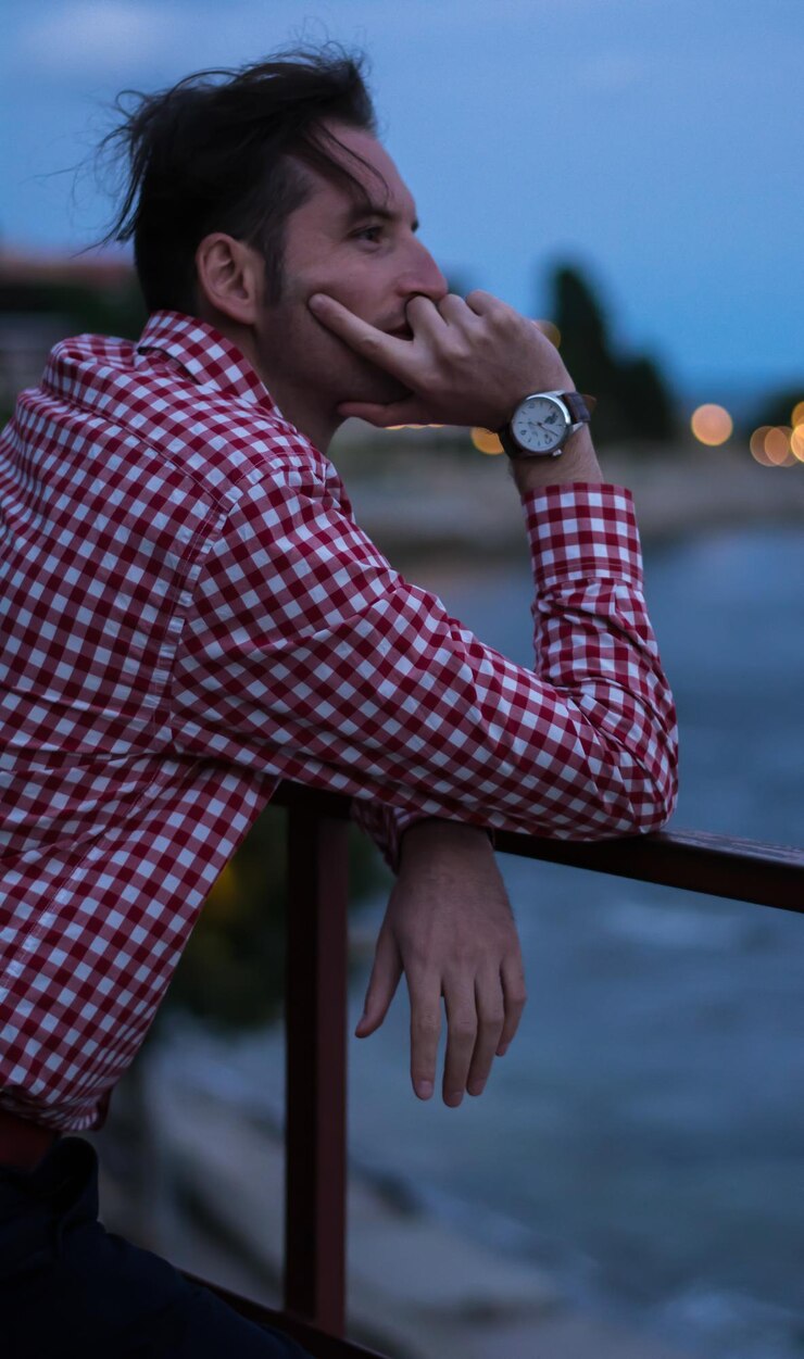 Foto hombre mirando hacia otro lado