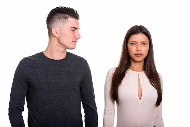 Hombre mirando seriamente a la mujer que mira al frente