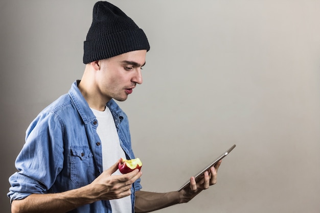 Hombre mirando sorprendido en tablet PC