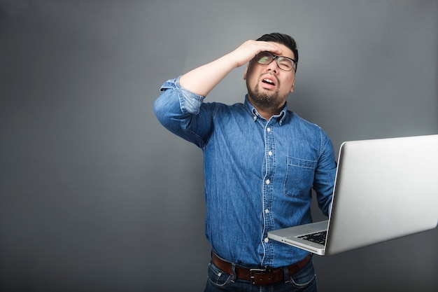 Un hombre miró sorprendido a la computadora.