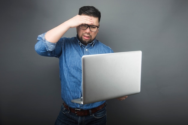 Un hombre miró sorprendido a la computadora.