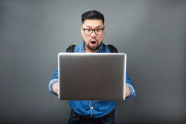 Un hombre miró sorprendido a la computadora.