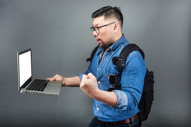 Un hombre miró sorprendido a la computadora.