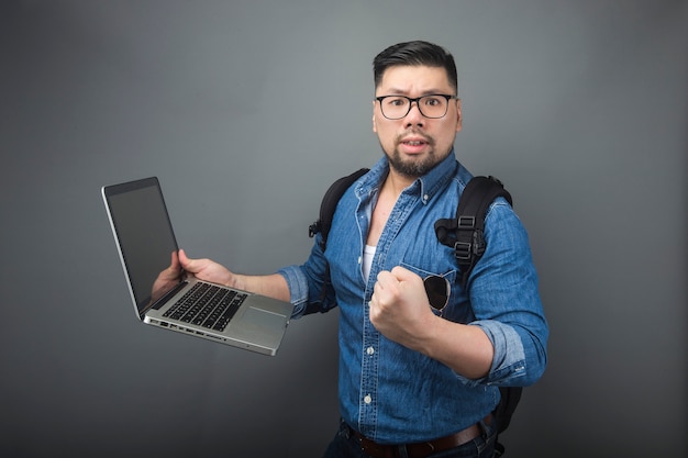 Un hombre miró sorprendido a la computadora.