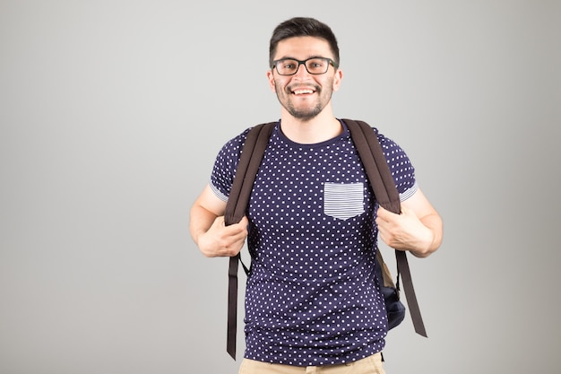 Hombre con mochila aislado