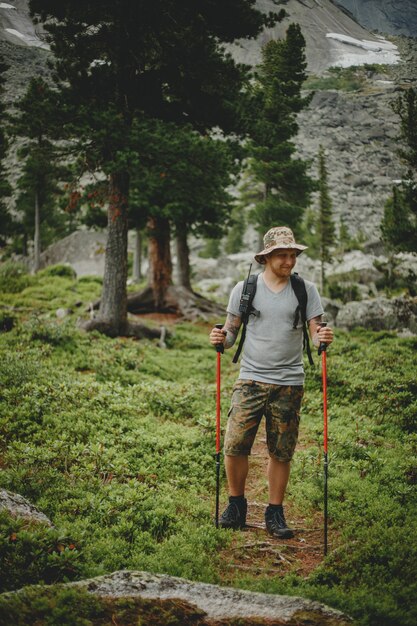 Hombre con una mochila caminando por el bosque