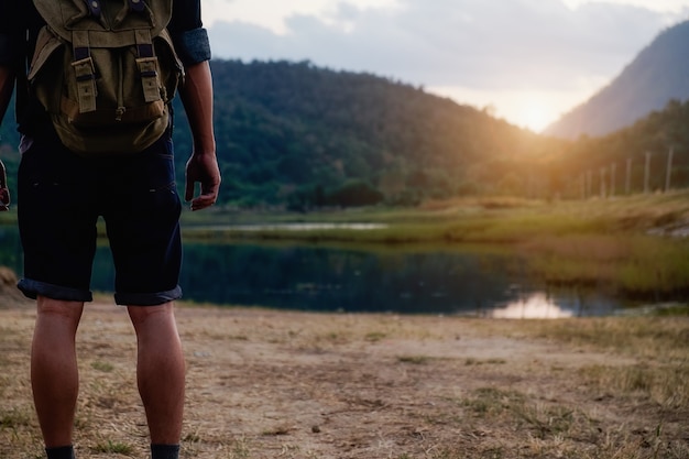 hombre con una mochila en el campo