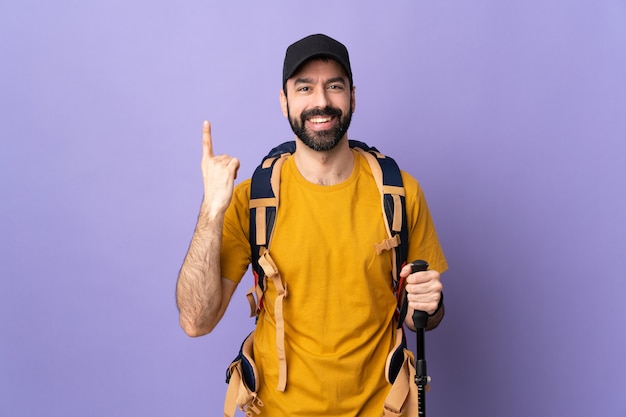 Hombre con mochila en estudio