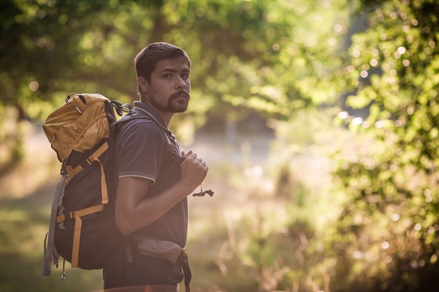 Hombre con mochila en la naturaleza