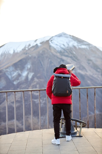 Hombre Con Mochila Negra Mirando En La Plataforma De Observación Turista Viajero En La Vista Panorámica De Fondo De La Ciudad.