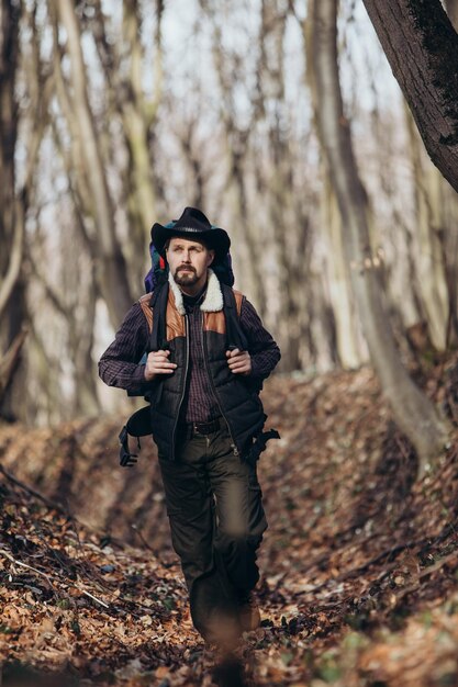 Foto hombre con mochila de senderismo al aire libre