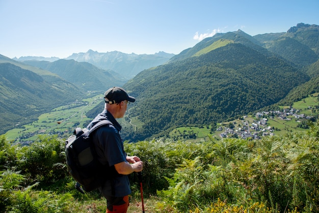 Hombre con mochila de senderismo en los Pirineos (meseta de Benou)