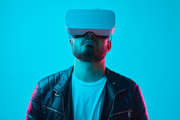 Hombre de moda en auriculares vr experimentando nueva tecnología